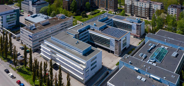 Helsingin Itälahdenkatu 22A -toimitilakiinteistön katolla on aurinkopaneeleita.