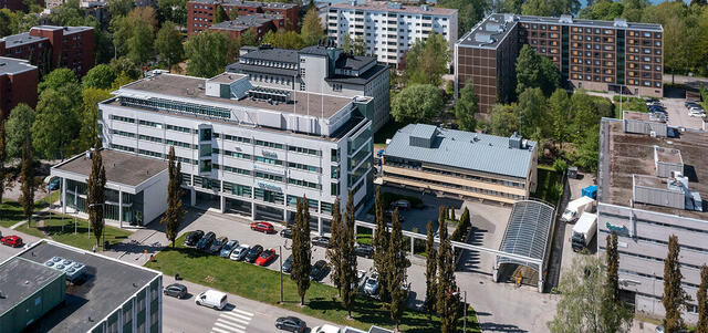 Helsingin Itälahdenkatu 18 -toimitilakiinteistön edessä on tilava pysäköintialue.